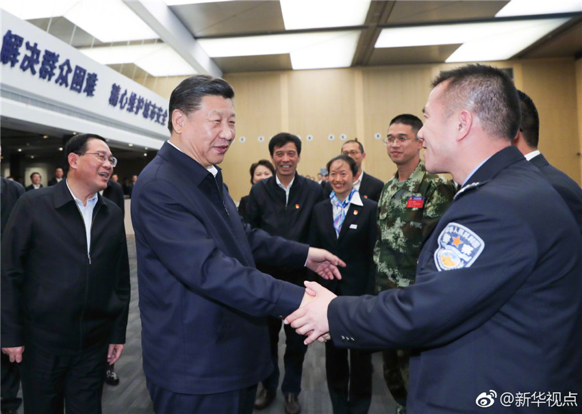 11月6日，中共中央總書記、國(guó)家主席、中央軍委主席習(xí)近平在上海考察。這是習(xí)近平在浦東新區(qū)城市運(yùn)行綜合管理中心同工作人員親切握手。 新華社記者 謝環(huán)馳 攝