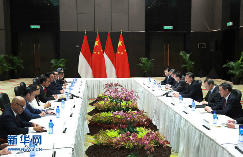11月17日，國(guó)家主席習(xí)近平在莫爾茲比港會(huì)見(jiàn)印度尼西亞總統(tǒng)佐科。 新華社記者 龐興雷 攝