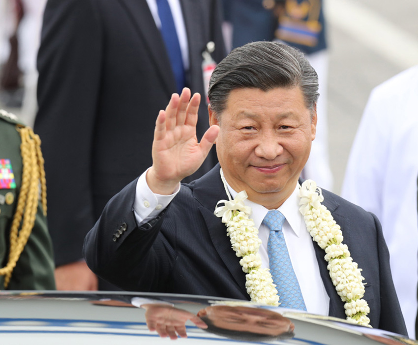 11月20日，國家主席習(xí)近平抵達(dá)馬尼拉，開始對菲律賓共和國進(jìn)行國事訪問。這是習(xí)近平在機(jī)場向歡迎人群揮手致意。 新華社記者 丁林 攝