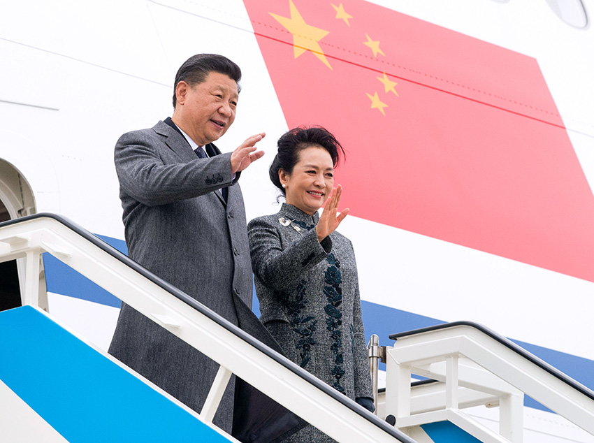 當(dāng)?shù)貢r間12月4日，國家主席習(xí)近平抵達(dá)裡斯本，開始對葡萄牙共和國進(jìn)行國事訪問。這是習(xí)近平和夫人彭麗媛步出艙門。 新華社記者李學(xué)仁攝