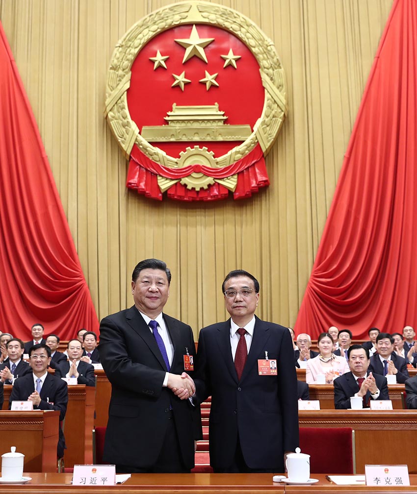 2018年3月18日，十三屆全國(guó)人大一次會(huì)議在北京人民大會(huì)堂舉行第六次全體會(huì)議。根據(jù)國(guó)家主席習(xí)近平的提名，經(jīng)過(guò)投票表決，決定李克強(qiáng)為中華人民共和國(guó)國(guó)務(wù)院總理。這是習(xí)近平同李克強(qiáng)親切握手。新華社記者 鞠鵬 攝