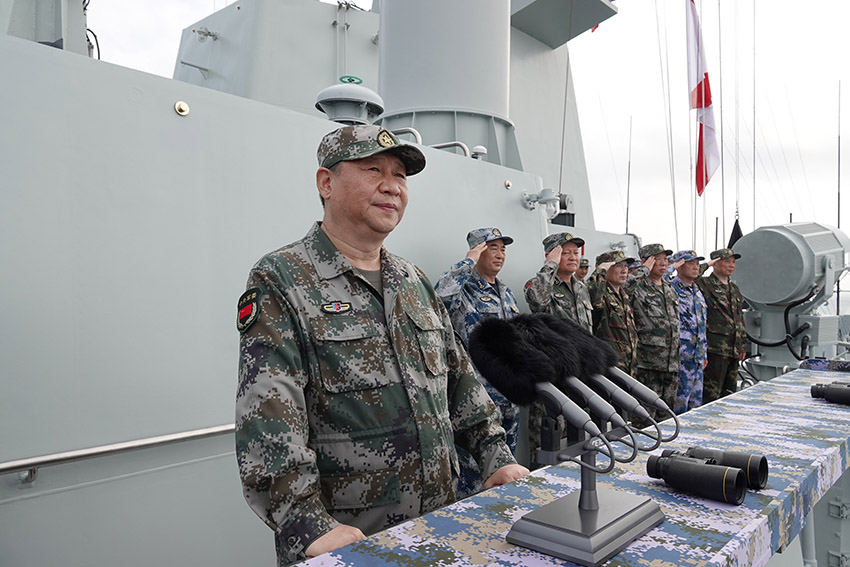 2018年4月12日上午，中央軍委在南海海域隆重舉行海上閱兵，展示人民海軍嶄新面貌，激發(fā)強國強軍堅定信念。中共中央總書記、國家主席、中央軍委主席習近平檢閱部隊並發(fā)表重要講話。這是習近平檢閱海上編隊。新華社記者 李剛 攝