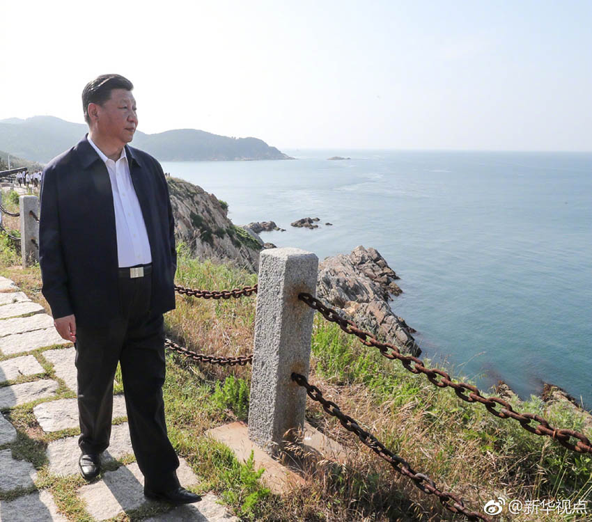 2018年6月12日，中共中央總書記、國(guó)家主席、中央軍委主席習(xí)近平在山東威海考察。這是習(xí)近平在膠東（威海）黨性教育基地劉公島教學(xué)區(qū)察看北洋海軍炮臺(tái)遺址。新華社記者 謝環(huán)馳 攝