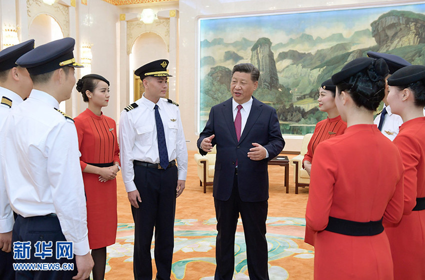 中共中央總書記、國(guó)家主席、中央軍委主席習(xí)近平專門邀請(qǐng)四川航空“中國(guó)民航英雄機(jī)組”全體成員參加慶祝中華人民共和國(guó)成立69周年招待會(huì)。這是2018年9月30日下午國(guó)慶招待會(huì)前，習(xí)近平在人民大會(huì)堂親切會(huì)見(jiàn)他們。 新華社記者 李學(xué)仁 攝