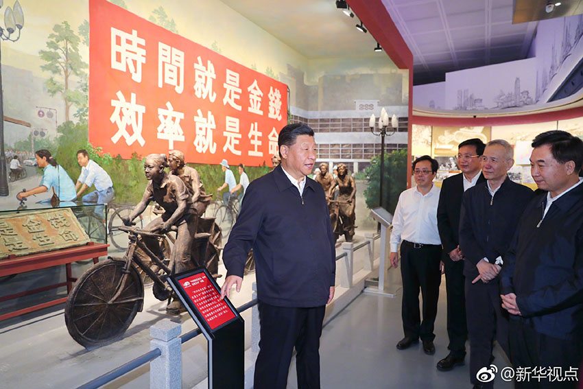 10月24日，中共中央總書記、國家主席、中央軍委主席習(xí)近平在深圳考察。這是習(xí)近平在深圳改革開放展覽館參觀“大潮起珠江——廣東改革開放40周年展覽”。 新華社記者 謝環(huán)馳 攝