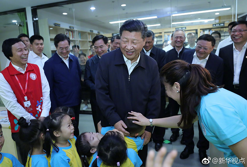 10月24日，中共中央總書記、國家主席、中央軍委主席習(xí)近平在深圳考察調(diào)研。這是習(xí)近平在深圳龍華區(qū)民治街道北站社區(qū)兒童之家同孩子們打招呼。 新華社記者 鞠鵬 攝