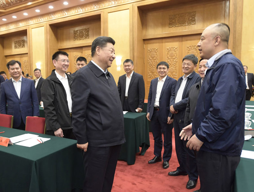 11月1日，中共中央總書記、國家主席、中央軍委主席習(xí)近平在北京人民大會(huì)堂主持召開民營企業(yè)座談會(huì)並發(fā)表重要講話。這是習(xí)近平同民營企業(yè)家們親切交流。新華社記者 李學(xué)仁 攝