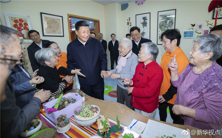 11月6日，中共中央總書記、國家主席、中央軍委主席習近平在上海考察。這是習近平在虹口區市民驛站嘉興路街道第一分站托老所同老年居民親切交談。 新華社記者 李濤 攝