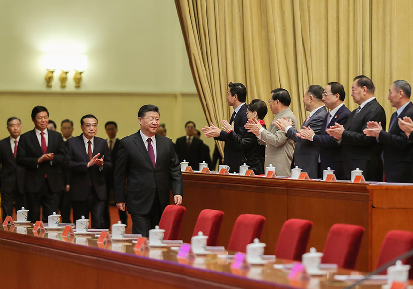 12月18日，慶祝改革開放40周年大會(huì)在北京人民大會(huì)堂隆重舉行。中共中央總書記、國家主席、中央軍委主席習(xí)近平在大會(huì)上發(fā)表重要講話。這是習(xí)近平、李克強(qiáng)、栗戰(zhàn)書、汪洋、王滬寧、趙樂際、韓正、王岐山等領(lǐng)導(dǎo)同志步入會(huì)場(chǎng)。 新華社記者 謝環(huán)馳 攝