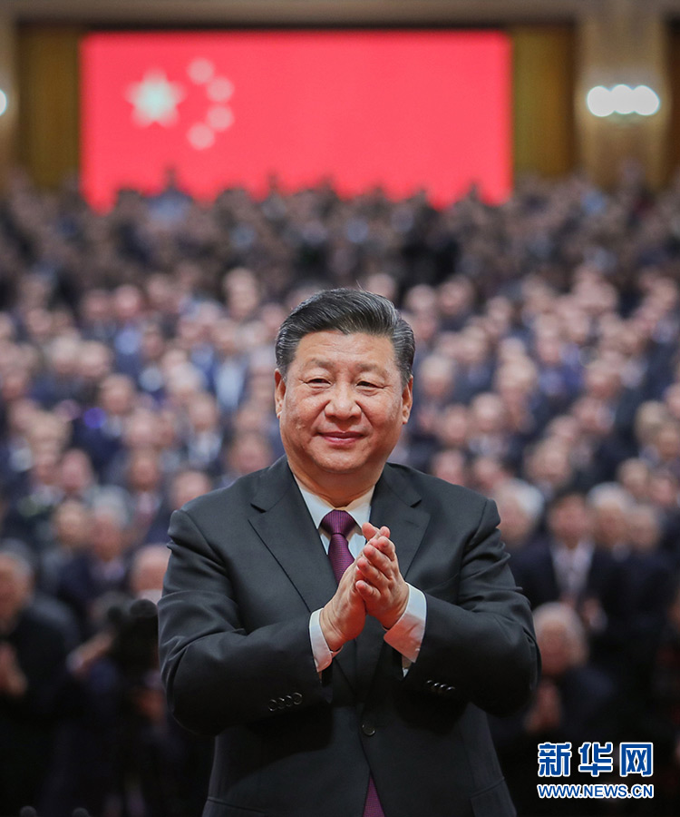 12月18日，慶祝改革開放40周年大會在北京人民大會堂隆重舉行。中共中央總書記、國家主席、中央軍委主席習(xí)近平在大會上發(fā)表重要講話。這是習(xí)近平鼓掌向受表彰人員表示祝賀。 新華社記者 謝環(huán)馳 攝