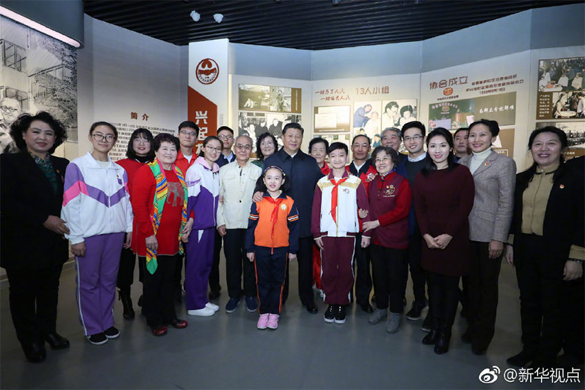 1月17日，中共中央總書記、國(guó)家主席、中央軍委主席習(xí)近平在天津考察調(diào)研。這是習(xí)近平在天津市和平區(qū)新興街朝陽(yáng)裡社區(qū)同社區(qū)志願(yuàn)者們親切合影。 新華社記者 鞠鵬 攝