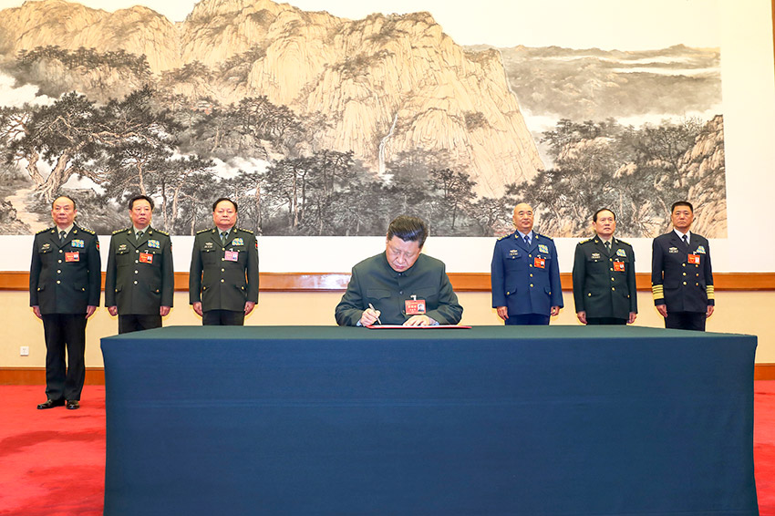 1月4日，中央軍委軍事工作會(huì)議在北京召開(kāi)。中共中央總書(shū)記、國(guó)家主席、中央軍委主席習(xí)近平出席會(huì)議並發(fā)表重要講話。這是習(xí)近平簽署中央軍委2019年1號(hào)命令，向全軍發(fā)布開(kāi)訓(xùn)動(dòng)員令。 新華社記者 李剛 攝