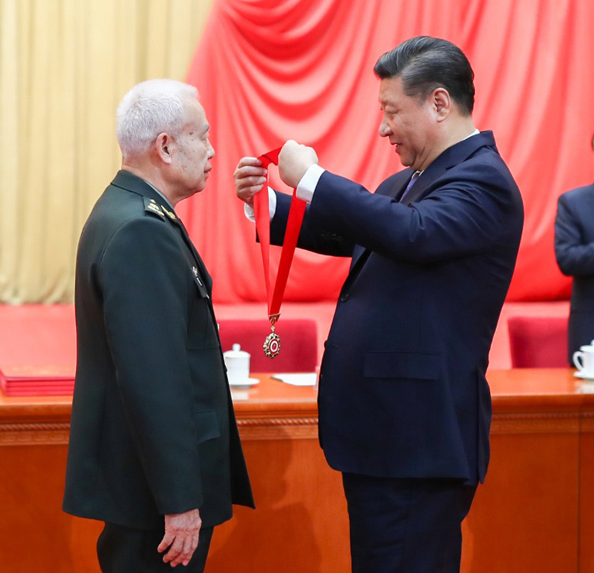 1月8日，2018年度國(guó)家科學(xué)技術(shù)獎(jiǎng)勵(lì)大會(huì)在北京人民大會(huì)堂隆重舉行。這是中共中央總書記、國(guó)家主席、中央軍委主席習(xí)近平向獲得2018年度國(guó)家最高科學(xué)技術(shù)獎(jiǎng)的中國(guó)人民解放軍陸軍工程大學(xué)錢七虎院士頒發(fā)獎(jiǎng)?wù)隆?新華社記者 謝環(huán)馳 攝