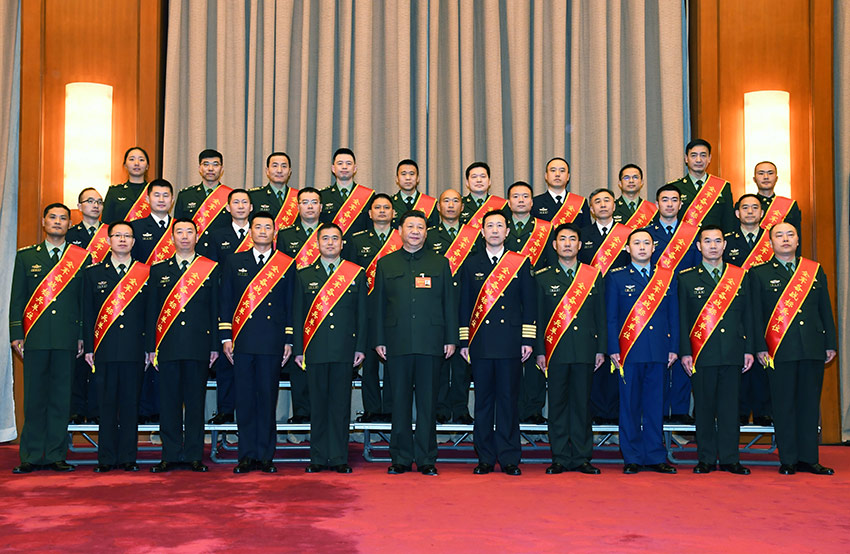 1月4日，中央軍委軍事工作會議在北京召開。中共中央總書記、國家主席、中央軍委主席習近平出席會議並發表重要講話。這是會前，習近平親切接見全軍備戰標兵單位代表和標兵個人，同他們合影留念。 新華社記者 李剛 攝