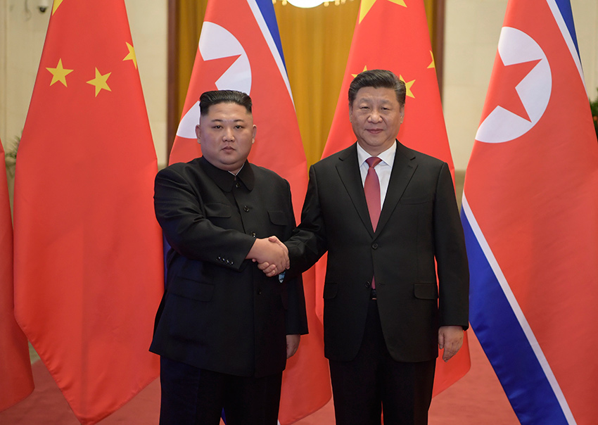 1月8日，中共中央總書記、國(guó)家主席習(xí)近平同當(dāng)日抵京的朝鮮勞動(dòng)黨委員長(zhǎng)、國(guó)務(wù)委員會(huì)委員長(zhǎng)金正恩舉行會(huì)談。會(huì)談前，習(xí)近平在人民大會(huì)堂北大廳為金正恩舉行歡迎儀式。 新華社記者 李學(xué)仁 攝