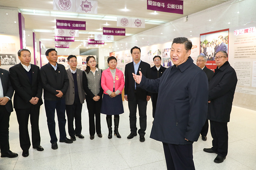 1月16日至18日，中共中央總書記、國家主席、中央軍委主席習(xí)近平在京津冀考察，主持召開京津冀協(xié)同發(fā)展座談會並發(fā)表重要講話。這是1月17日上午，習(xí)近平在天津南開大學(xué)同部分院士、專家及中青年教師代表進(jìn)行交流。 新華社記者 謝環(huán)馳 攝