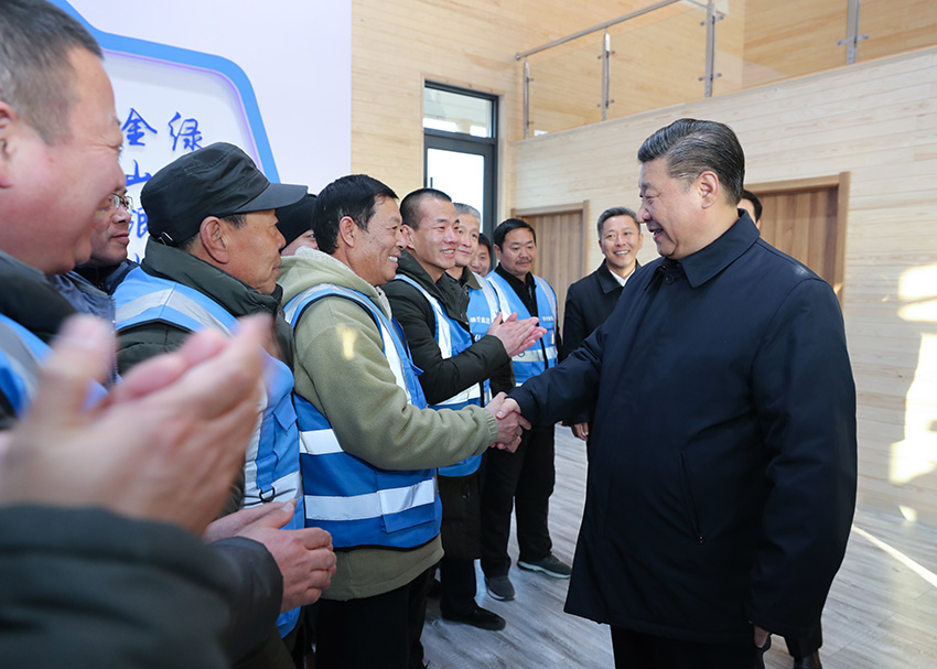1月16日至18日，中共中央總書記、國家主席、中央軍委主席習近平在京津冀考察，主持召開京津冀協同發展座談會並發表重要講話。這是1月16日下午，習近平在河北雄安新區“千年秀林”大清河片林一區造林區域秀林驛站，同參與造林護林的村民親切握手。 新華社記者 鞠鵬 攝