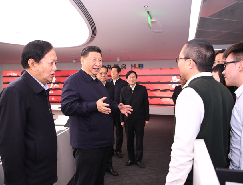 1月25日，中共中央政治局在人民日?qǐng)?bào)社就全媒體時(shí)代和媒體融合發(fā)展舉行第十二次集體學(xué)習(xí)。這是中共中央總書記習(xí)近平在人民日?qǐng)?bào)“中央廚房”同採編人員親切交談。 新華社記者 燕雁 攝