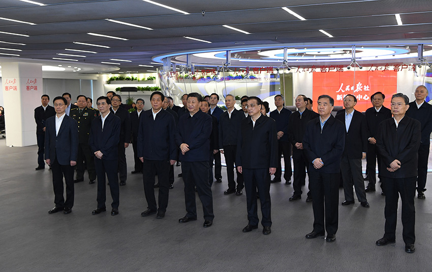 1月25日，中共中央政治局在人民日?qǐng)?bào)社就全媒體時(shí)代和媒體融合發(fā)展舉行第十二次集體學(xué)習(xí)。這是習(xí)近平、李克強(qiáng)、栗戰(zhàn)書(shū)、汪洋、王滬寧、趙樂(lè)際、韓正等在人民日?qǐng)?bào)新媒體中心聽(tīng)取報(bào)社微博、微信公眾號(hào)、客戶端建設(shè)情況匯報(bào)，並觀看新媒體產(chǎn)品展示。 新華社記者 饒愛(ài)民 攝