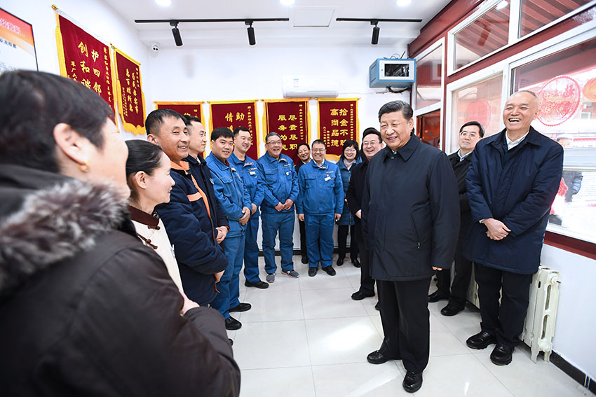 2月1日，中共中央總書記、國家主席、中央軍委主席習近平在北京看望慰問基層干部群眾，考察北京冬奧會、冬殘奧會籌辦工作。這是1日上午，習近平在前門東區草廠四條胡同物業服務站，看望慰問街道、社區工作人員和物業員工。 新華社記者 謝環馳 攝