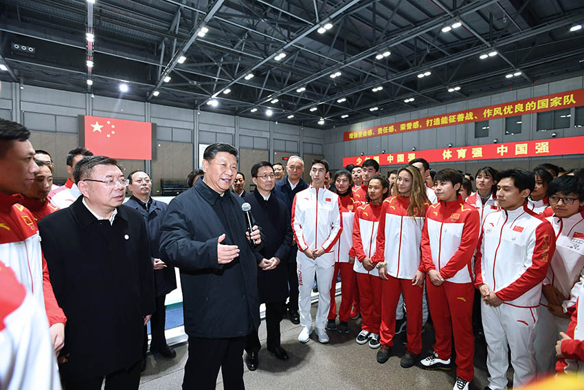 2月1日，中共中央總書記、國家主席、中央軍委主席習近平在北京看望慰問基層干部群眾，考察北京冬奧會、冬殘奧會籌辦工作。這是1日下午，習近平在國家冬季運動訓練中心勉勵正在訓練備戰的運動員、教練員。 新華社記者 謝環馳 攝
