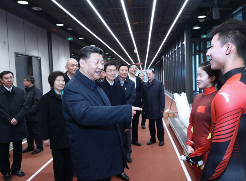 2月1日，中共中央總書記、國家主席、中央軍委主席習近平在北京看望慰問基層干部群眾，考察北京冬奧會、冬殘奧會籌辦工作。這是1日下午，習近平在國家冬季運動訓練中心勉勵正在訓練備戰的運動員、教練員。新華社記者 鞠鵬 攝