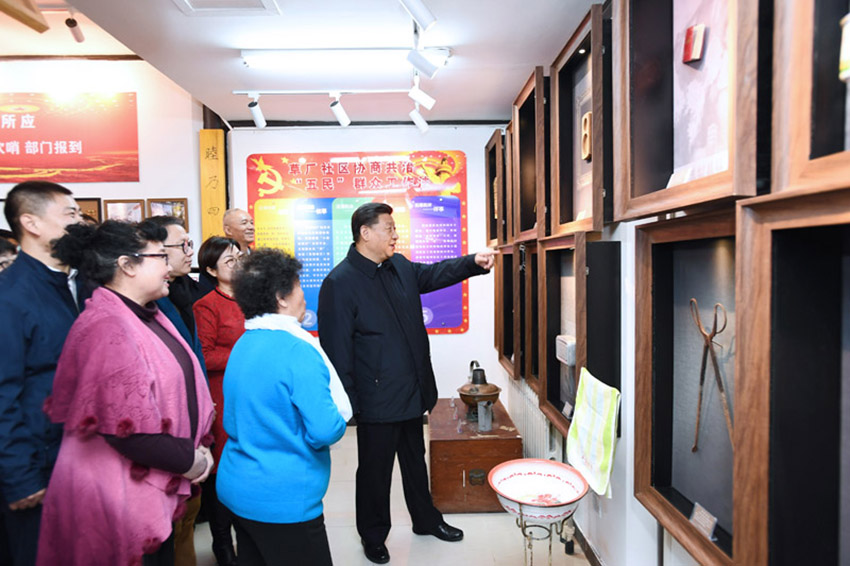 2月1日，中共中央總書記、國家主席、中央軍委主席習近平在北京看望慰問基層干部群眾，考察北京冬奧會、冬殘奧會籌辦工作。這是1日上午，習近平在前門東區草廠四條“小院議事廳”同正在議事的居民親切交談。 新華社記者 謝環馳 攝