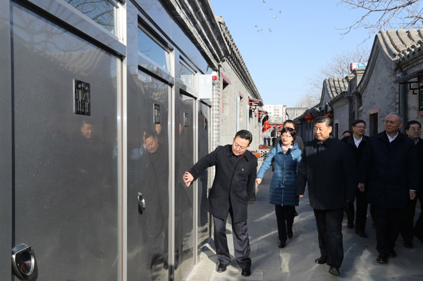 2月1日，中共中央總書記、國家主席、中央軍委主席習近平在北京看望慰問基層干部群眾，考察北京冬奧會、冬殘奧會籌辦工作。這是1日上午，習近平來到前門東區，沿草廠四條胡同步行察看街巷風貌。 新華社記者 鞠鵬 攝