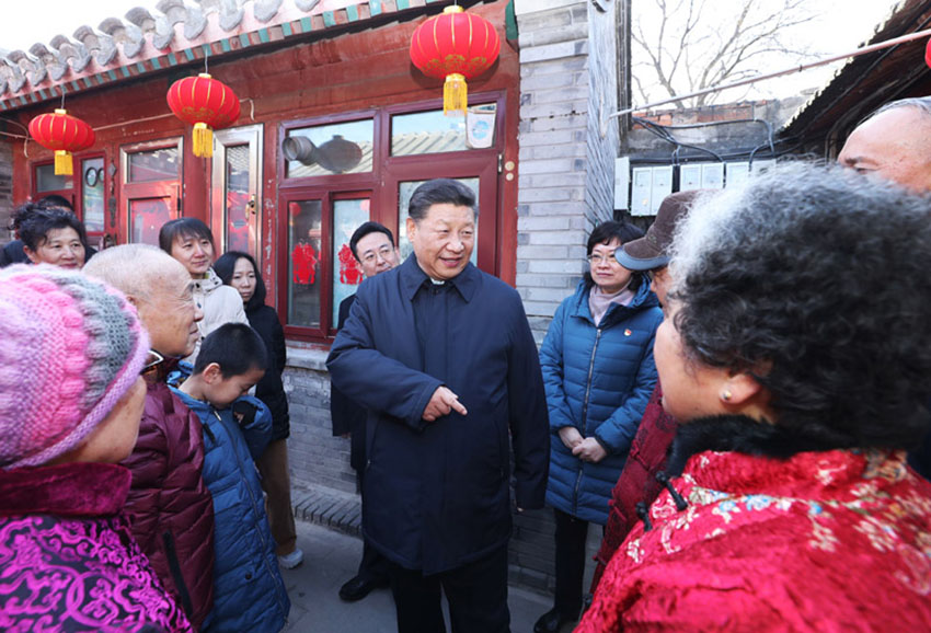 2月1日，中共中央總書記、國家主席、中央軍委主席習近平在北京看望慰問基層干部群眾，考察北京冬奧會、冬殘奧會籌辦工作。這是1日上午，習近平來到前門東區草廠四條胡同看望慰問群眾。 新華社記者 鞠鵬 攝