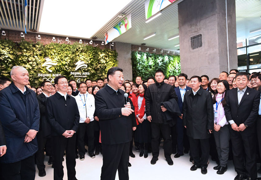 2月1日，中共中央總書記、國家主席、中央軍委主席習近平在北京看望慰問基層干部群眾，考察北京冬奧會、冬殘奧會籌辦工作。這是1日下午，習近平在石景山首鋼園區冬奧組委辦公樓，看望慰問北京冬奧組委工作人員和志願者代表。 新華社記者 謝環馳 攝