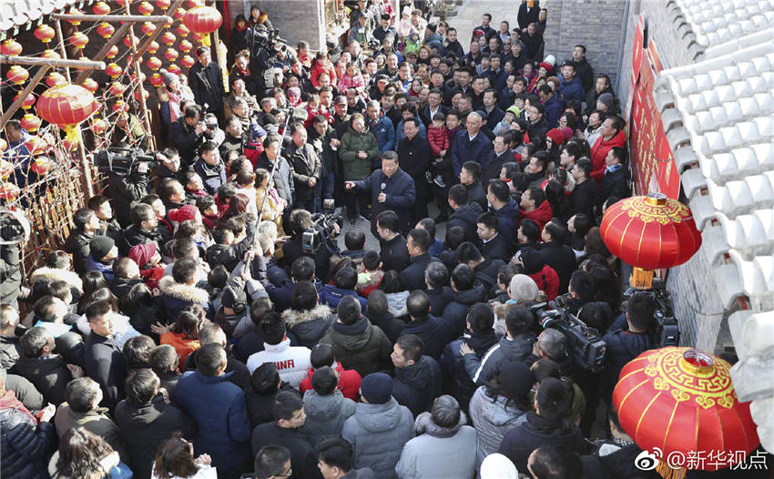 2月1日，中共中央總書記、國家主席、中央軍委主席習(xí)近平在北京看望慰問基層干部群眾，考察北京冬奧會、冬殘奧會籌辦工作。這是1日上午，習(xí)近平在前門東區(qū)草廠四條胡同給大家拜年，並向全國各族人民致以新春祝福。新華社記者 丁海濤 攝