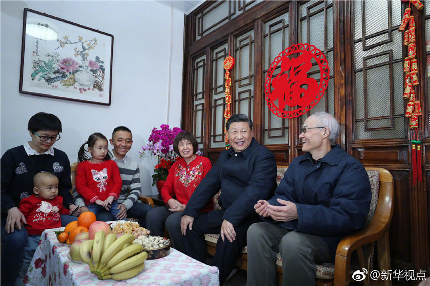 2月1日，中共中央總書記、國家主席、中央軍委主席習近平在北京看望慰問基層干部群眾，考察北京冬奧會、冬殘奧會籌辦工作。這是1日上午，習近平來到前門東區草廠四條胡同看望市民朱茂錦一家。新華社記者 鞠鵬 攝