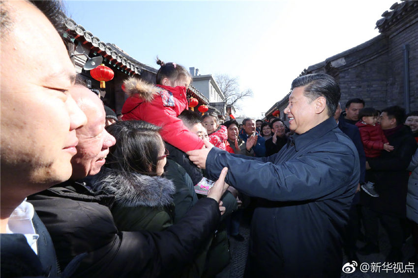 2月1日，中共中央總書記、國家主席、中央軍委主席習(xí)近平在北京看望慰問基層干部群眾，考察北京冬奧會、冬殘奧會籌辦工作。這是1日上午，習(xí)近平來到前門東區(qū)草廠四條胡同看望慰問群眾。新華社記者 鞠鵬 攝