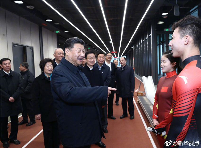 2月1日，中共中央總書記、國家主席、中央軍委主席習(xí)近平在北京看望慰問基層干部群眾，考察北京冬奧會、冬殘奧會籌辦工作。這是1日下午，習(xí)近平在國家冬季運(yùn)動訓(xùn)練中心勉勵正在訓(xùn)練備戰(zhàn)的運(yùn)動員、教練員。新華社記者 鞠鵬 攝
