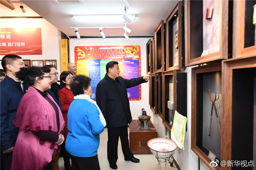 2月1日，中共中央總書記、國家主席、中央軍委主席習(xí)近平在北京看望慰問基層干部群眾，考察北京冬奧會、冬殘奧會籌辦工作。這是1日上午，習(xí)近平在前門東區(qū)草廠四條“小院議事廳”同正在議事的居民親切交談。新華社記者 謝環(huán)馳 攝