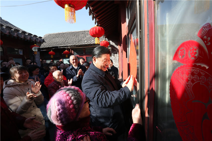 2月1日，中共中央總書(shū)記、國(guó)家主席、中央軍委主席習(xí)近平在北京看望慰問(wèn)基層干部群眾，考察北京冬奧會(huì)、冬殘奧會(huì)籌辦工作。這是1日上午，習(xí)近平在前門(mén)東區(qū)草廠四條胡同32號(hào)院，高興地拿起一幅“福”字，親自貼到門(mén)上，給這裡的老街坊們拜年。新華社記者 鞠鵬 攝