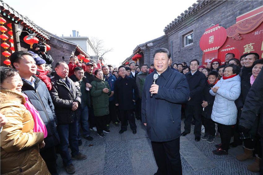 2月1日，中共中央總書記、國家主席、中央軍委主席習近平在北京看望慰問基層干部群眾，考察北京冬奧會、冬殘奧會籌辦工作。這是1日上午，習近平在前門東區草廠四條胡同給大家拜年，並向全國各族人民致以新春祝福。新華社記者 鞠鵬 攝
