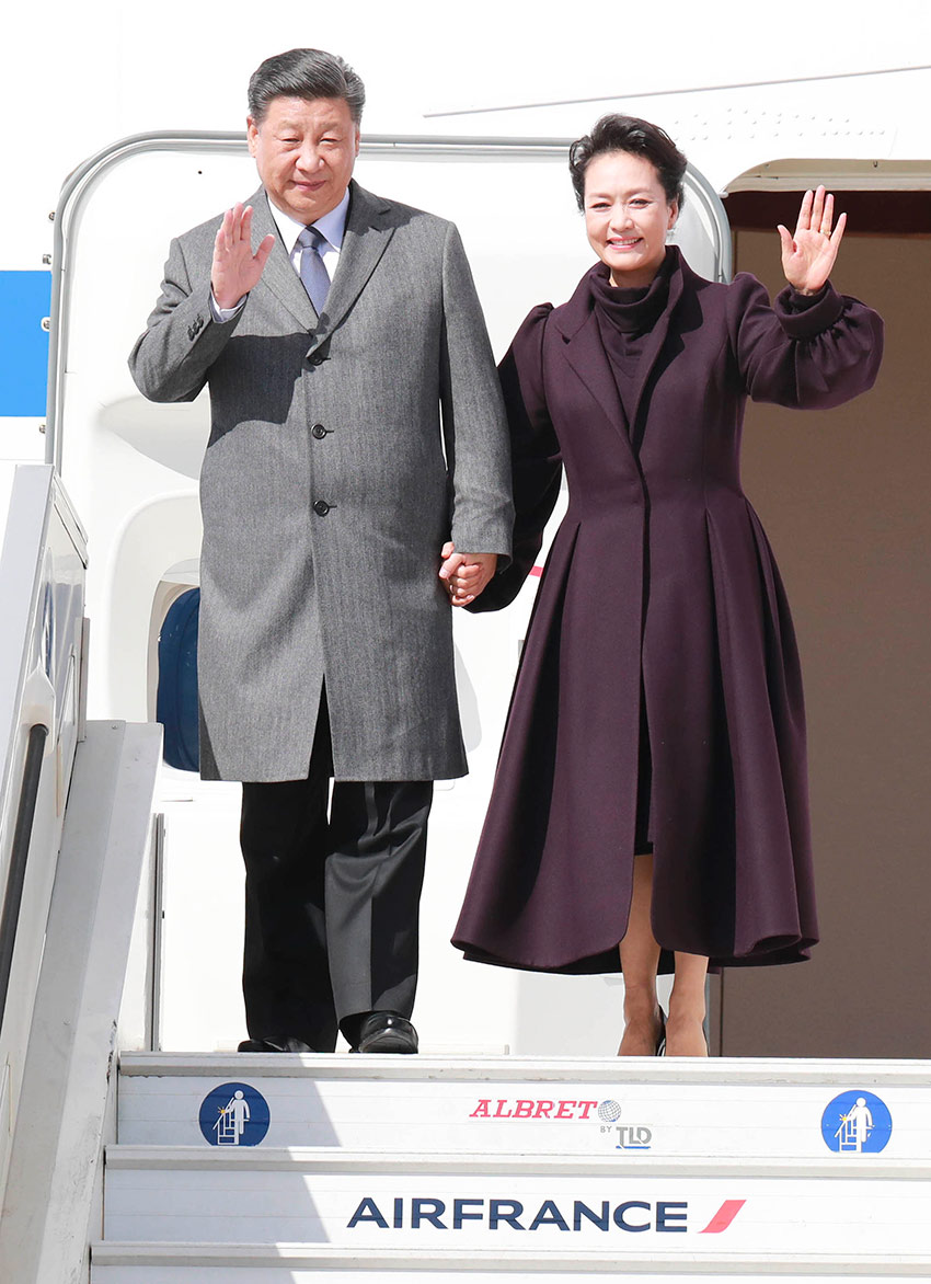 3月25日，國家主席習(xí)近平在巴黎愛麗舍宮同法國總統(tǒng)馬克龍會談。當日上午，習(xí)近平結(jié)束在尼斯的行程，乘專機離開尼斯赴巴黎，繼續(xù)對法國進行國事訪問。這是習(xí)近平和夫人彭麗媛抵達巴黎戴高樂機場。 新華社記者 丁林 攝