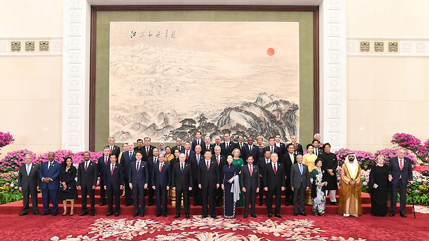 4月26日，國家主席習近平和夫人彭麗媛在北京人民大會堂舉行宴會，歡迎出席第二屆“一帶一路”國際合作高峰論壇的外方領導人夫婦及嘉賓。這是習近平和彭麗媛同外方領導人夫婦及嘉賓合影留念。 新華社記者 謝環馳 攝