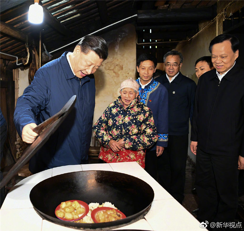 4月15日，中共中央總書記、國家主席、中央軍委主席習近平在重慶考察調研。這是在石柱土家族自治縣華溪村，習近平深入農戶家中，實地了解脫貧攻堅工作進展和解決“兩不愁三保障”突出問題情況。新華社記者 謝環馳 攝