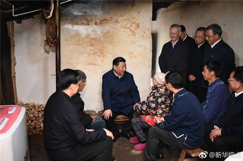 4月15日，中共中央總書記、國家主席、中央軍委主席習(xí)近平在重慶考察調(diào)研。這是在石柱土家族自治縣華溪村，習(xí)近平深入農(nóng)戶家中，實(shí)地了解脫貧攻堅(jiān)工作進(jìn)展和解決“兩不愁三保障”突出問題情況。新華社記者 謝環(huán)馳 攝