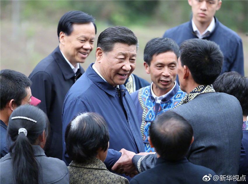 4月15日至17日，中共中央總書記、國家主席、中央軍委主席習近平在重慶考察，並主持召開解決“兩不愁三保障”突出問題座談會。這是4月15日下午，習近平在石柱土家族自治縣中益鄉華溪村同村民親切交流。新華社記者 丁海濤 攝
