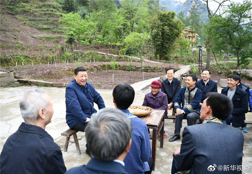 4月15日，中共中央總書記、國家主席、中央軍委主席習近平在重慶考察調研。這是習近平在石柱土家族自治縣中益鄉華溪村村民、老黨員馬培清家中，同村民代表、扶貧干部圍坐院中，共話脫貧攻堅。 新華社記者 謝環馳 攝