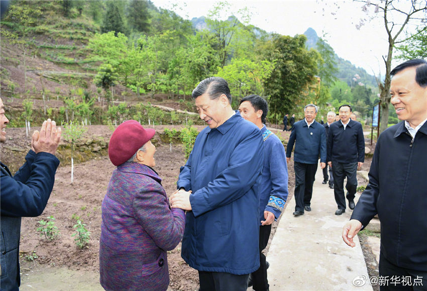 4月15日至17日，中共中央總書記、國家主席、中央軍委主席習近平在重慶考察，並主持召開解決“兩不愁三保障”突出問題座談會。這是4月15日下午，習近平在石柱土家族自治縣中益鄉華溪村看望老黨員、已脫貧戶馬培清一家。新華社記者 謝環馳 攝
