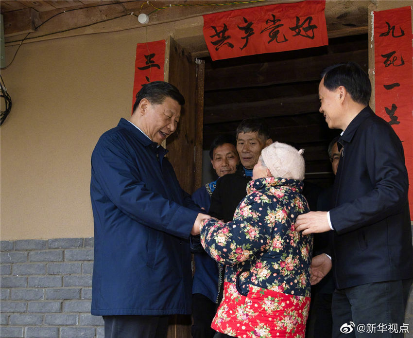 4月15日至17日，中共中央總書記、國家主席、中央軍委主席習近平在重慶考察，並主持召開解決“兩不愁三保障”突出問題座談會。這是4月15日下午，習近平在石柱土家族自治縣中益鄉華溪村看望貧困戶譚登周一家。新華社記者 劉彬 攝
