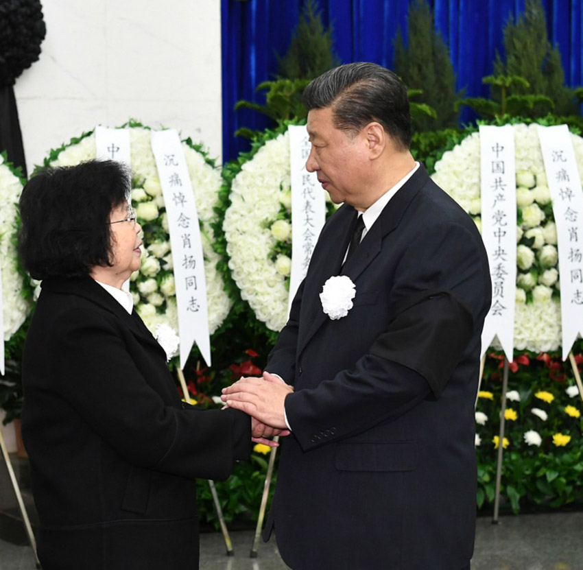 4月22日，肖揚同志遺體在北京八寶山革命公墓火化。習近平、李克強、栗戰書、汪洋、王滬寧、趙樂際、韓正、王岐山等前往八寶山送別。這是習近平與肖揚親屬握手，表示深切慰問。新華社記者 謝環馳攝