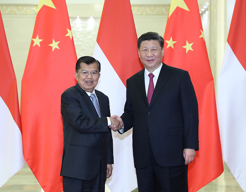 4月25日，國家主席習(xí)近平在北京人民大會堂會見印度尼西亞副總統(tǒng)卡拉。 新華社記者 王曄 攝