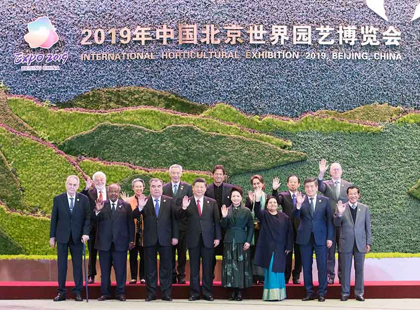 4月28日，國家主席習近平在北京延慶出席2019年中國北京世界園藝博覽會開幕式，並發表題為《共謀綠色生活，共建美麗家園》的重要講話。這是開幕式前，習近平和夫人彭麗媛同參加開幕式的外方領導人集體合影。 新華社記者 黃敬文 攝