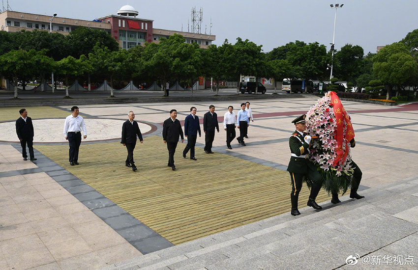 5月20日，正在江西考察調研的中共中央總書記、國家主席、中央軍委主席習近平，來到中央紅軍長征集結出發地贛州市於都縣，向中央紅軍長征出發紀念碑敬獻花籃。 新華社記者 謝環馳 攝