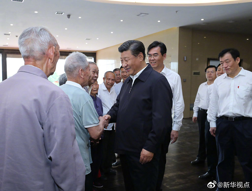 5月20日，中共中央總書記、國家主席、中央軍委主席習近平深入贛南老區考察調研。這是習近平在江西省於都縣中央紅軍長征出發紀念館親切會見於都縣紅軍后代、革命烈士家屬代表。 新華社記者 鞠鵬 攝